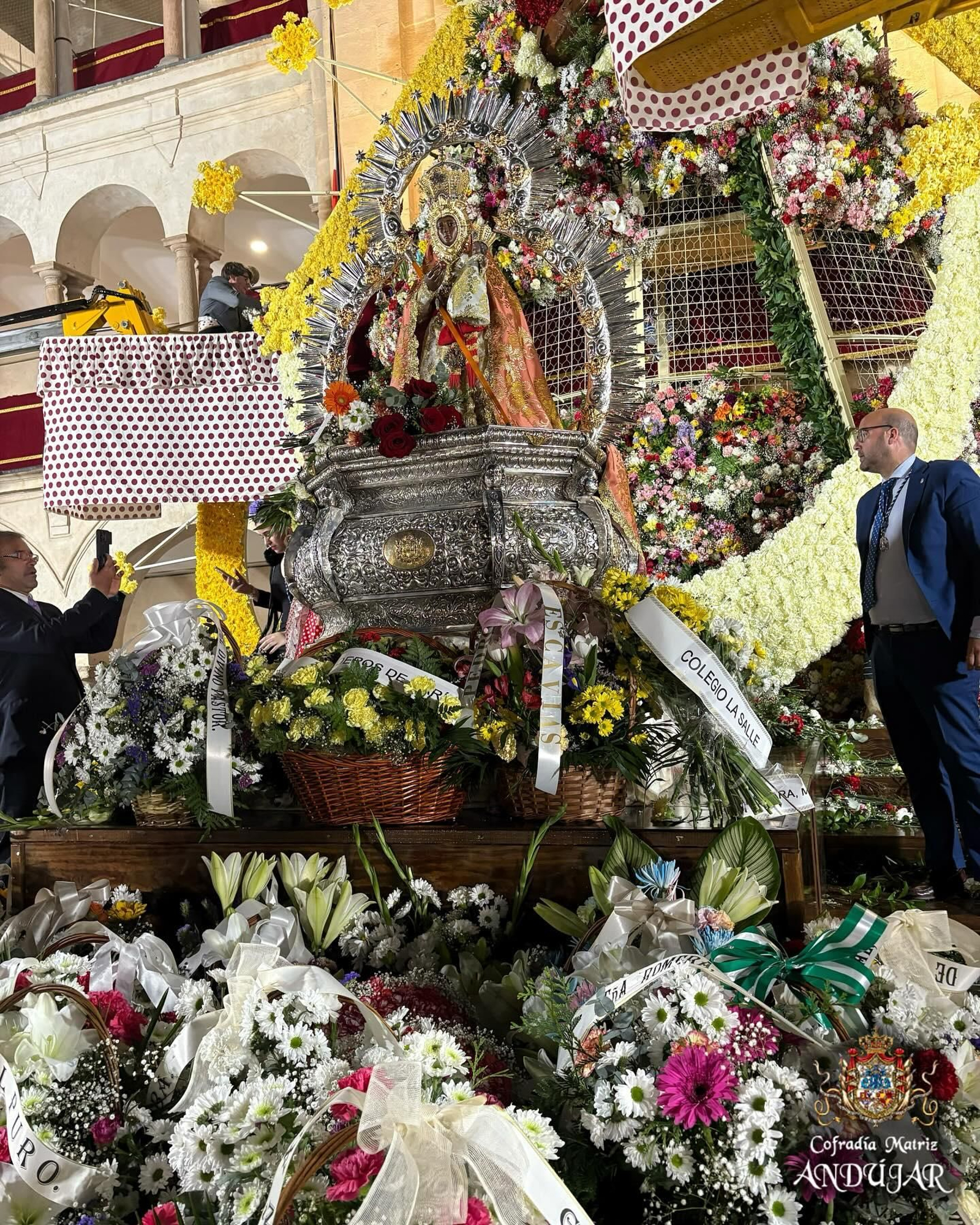 Las flores a La Morenita llenan de color las calles de Andújar, en imágenes