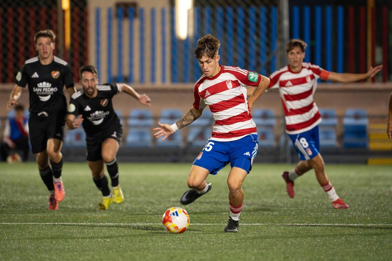 Un futbolista del Recreativo Granada montando el contragolpe.