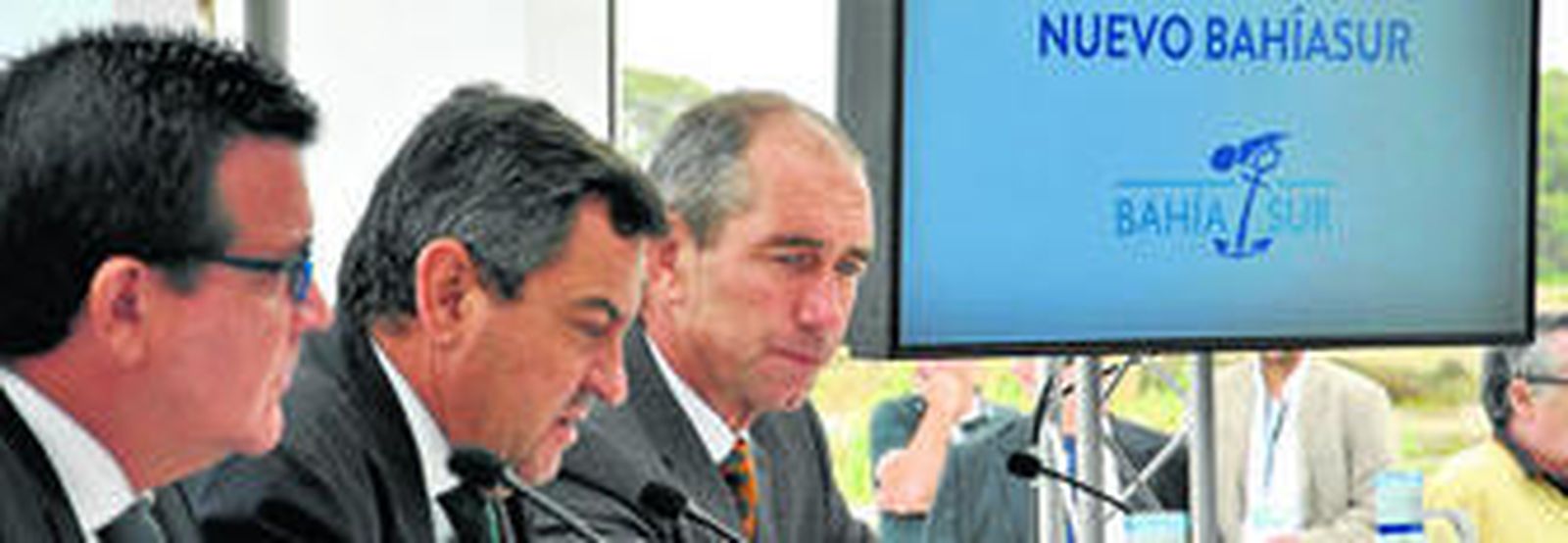 Ernesto Pardo, director de Bahía Sur; José Loaiza, alcalde de San Fernando; y Simon Orchard, director de Unibail Rodamco en España.