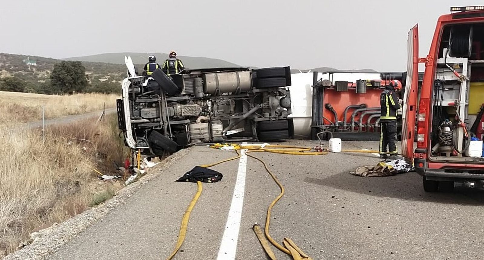 Los bomberos trabajan en el lugar del siniestro.