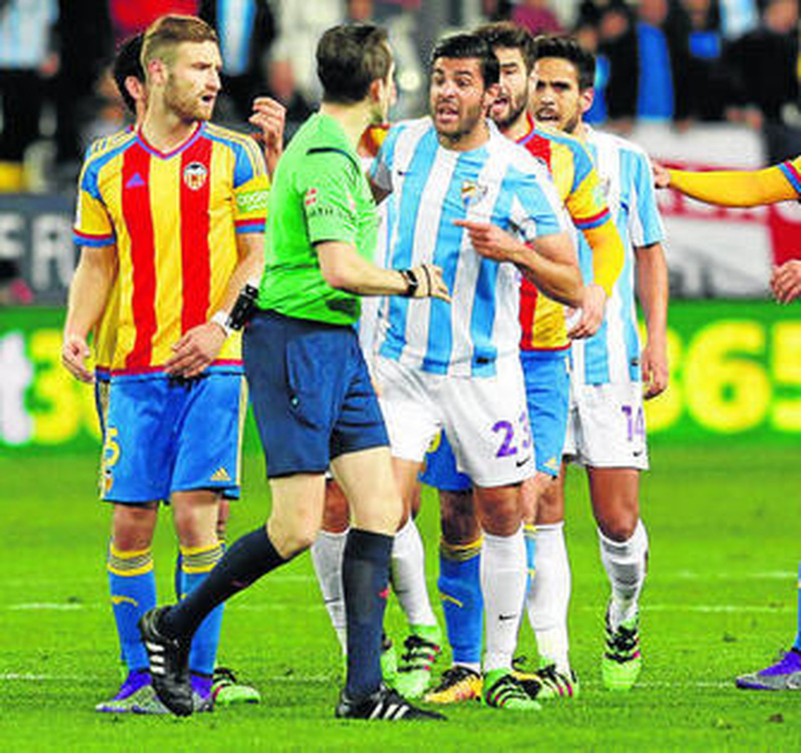 Torres y Recio protestan a González González.