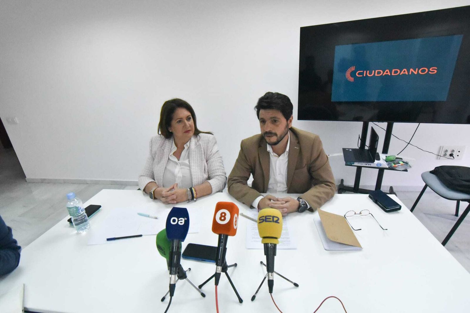 Sergio Pelayo y Montse Barroso, de Ciudadanos Algeciras, en rueda de prensa.