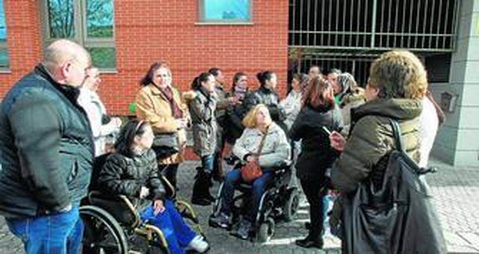 Trabajadores, familiares y pacientes, ayer en la puerta del centro tras conocer la noticia de su cierre.