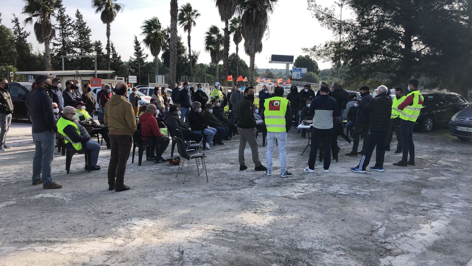 Más de un centenar de trabajadores de la cementera y empresas auxiliares durante la asamblea junto a la fábrica.