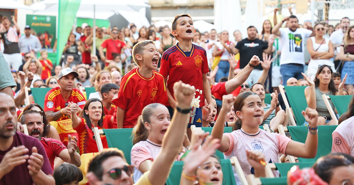 Imágenes de la Fan zone en Huelva de la Final de la Eurocopa entre ...