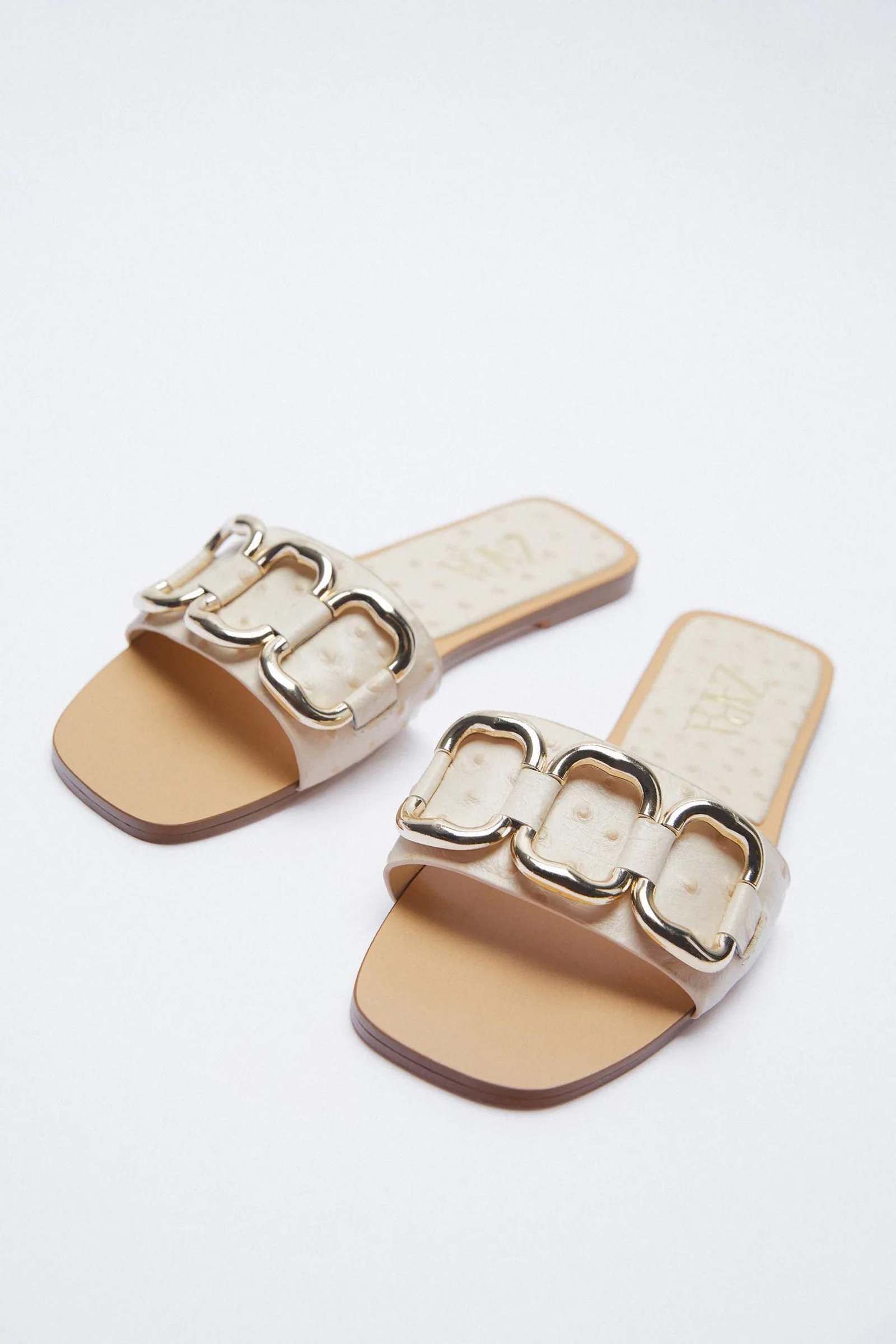 Sandalias planas de piel y eslabones de Zara.