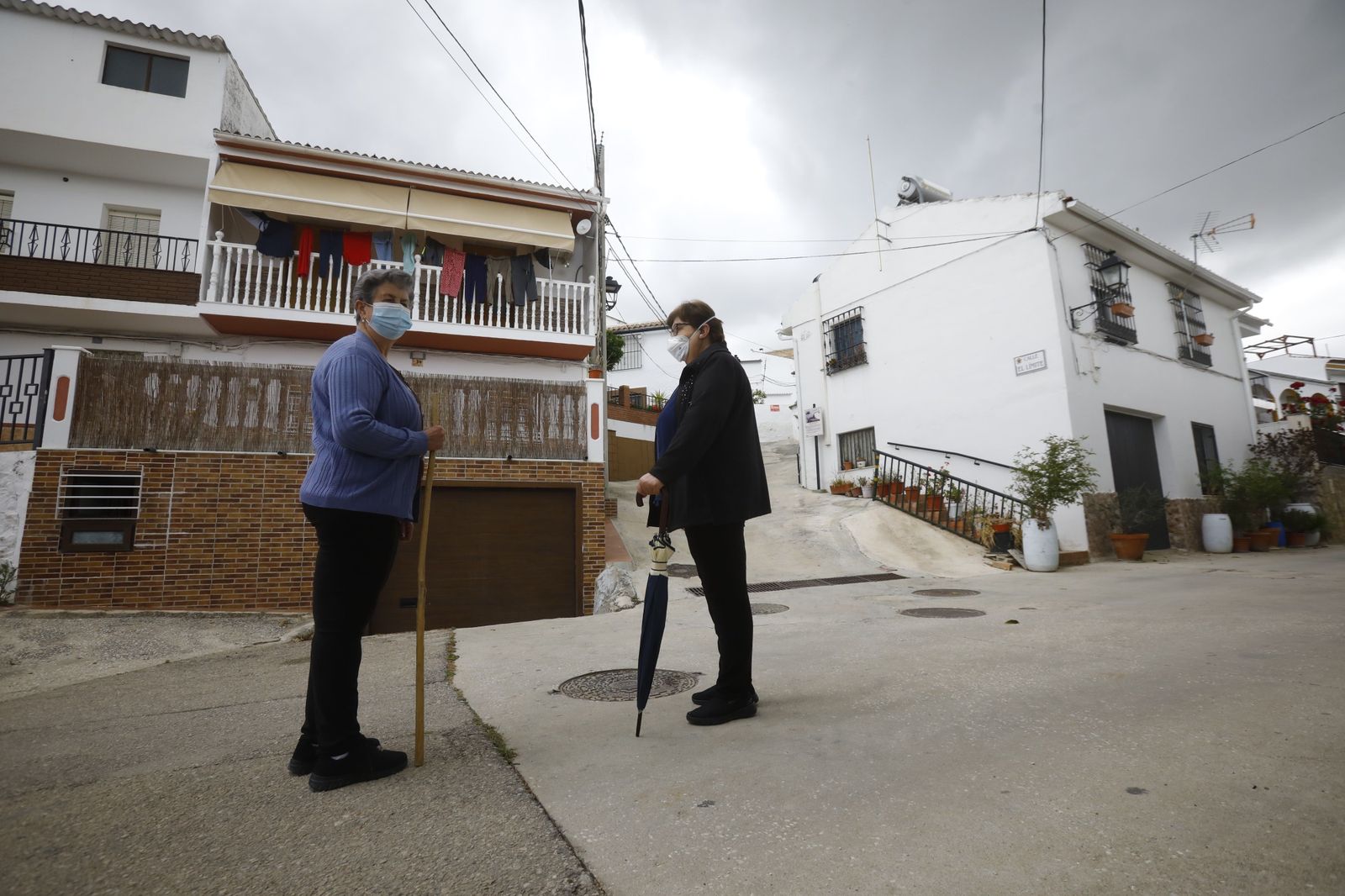 Dos mujeres frente a frente en la localidad cordobesa de Ventorros de Balerma.