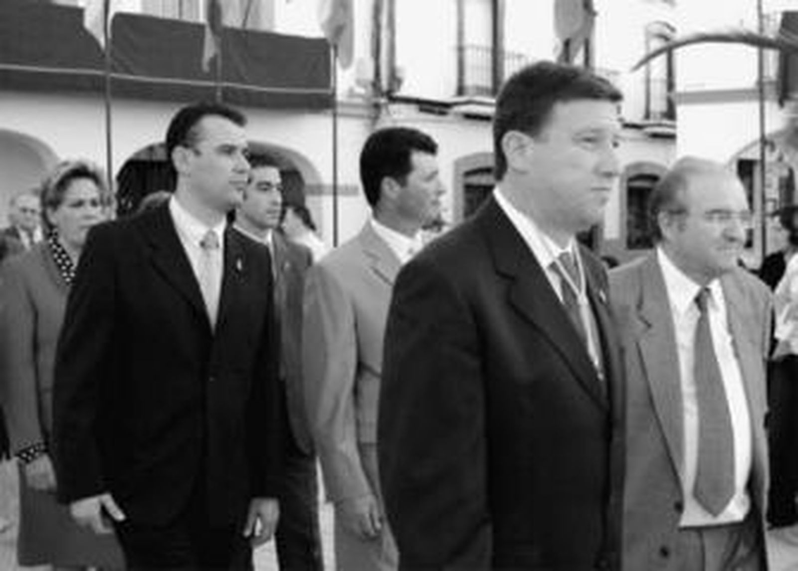 Cristóbal Rojas, detrás de Carmelo Romero, en un acto municipal.