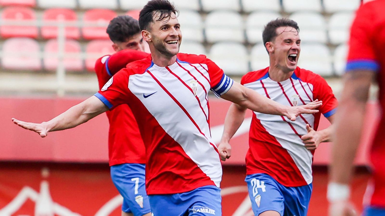 Iván Turrillo celebra su gol al Mérida.