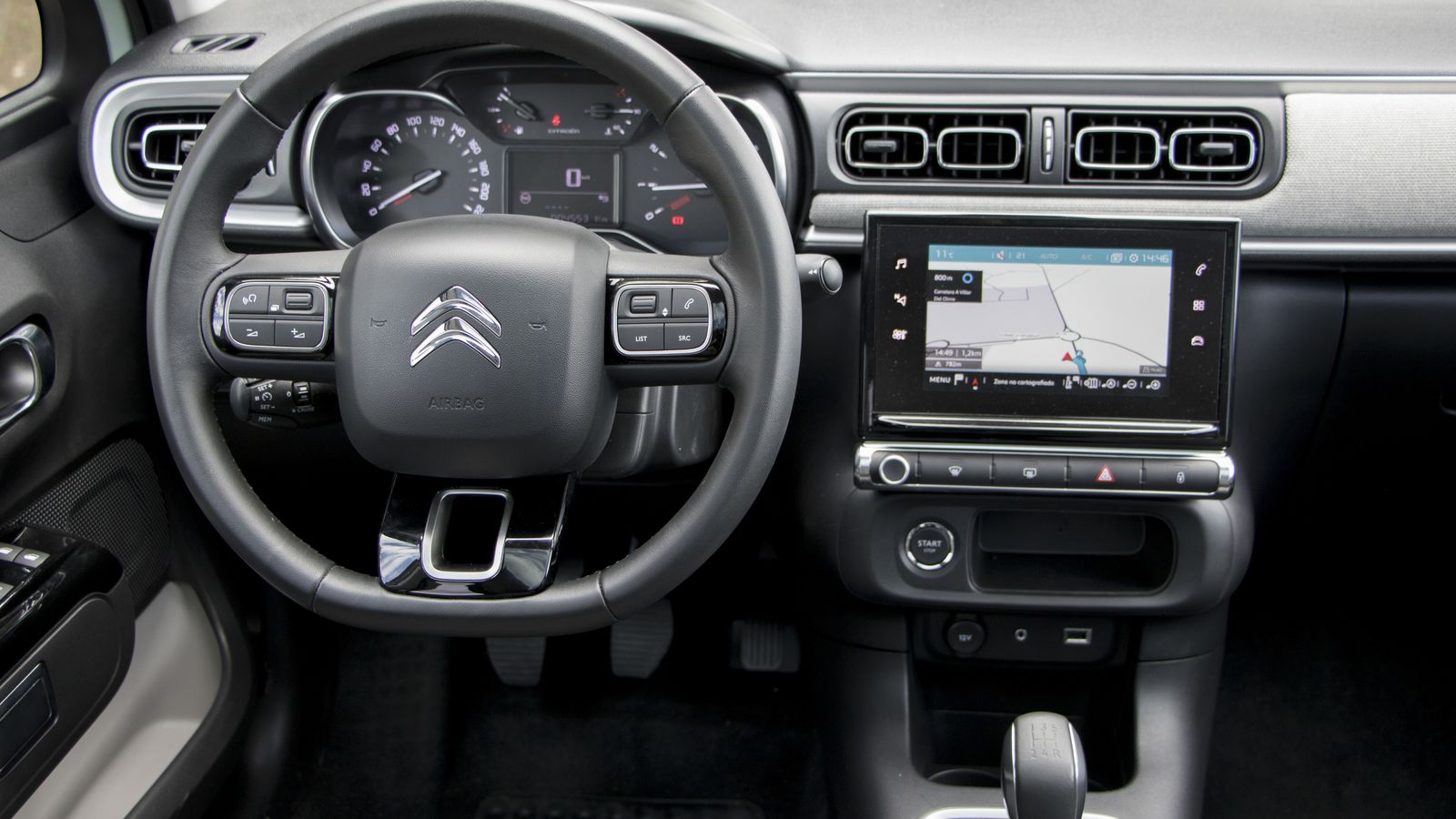 Llama la atención su pantalla táctil de gran tamaño.