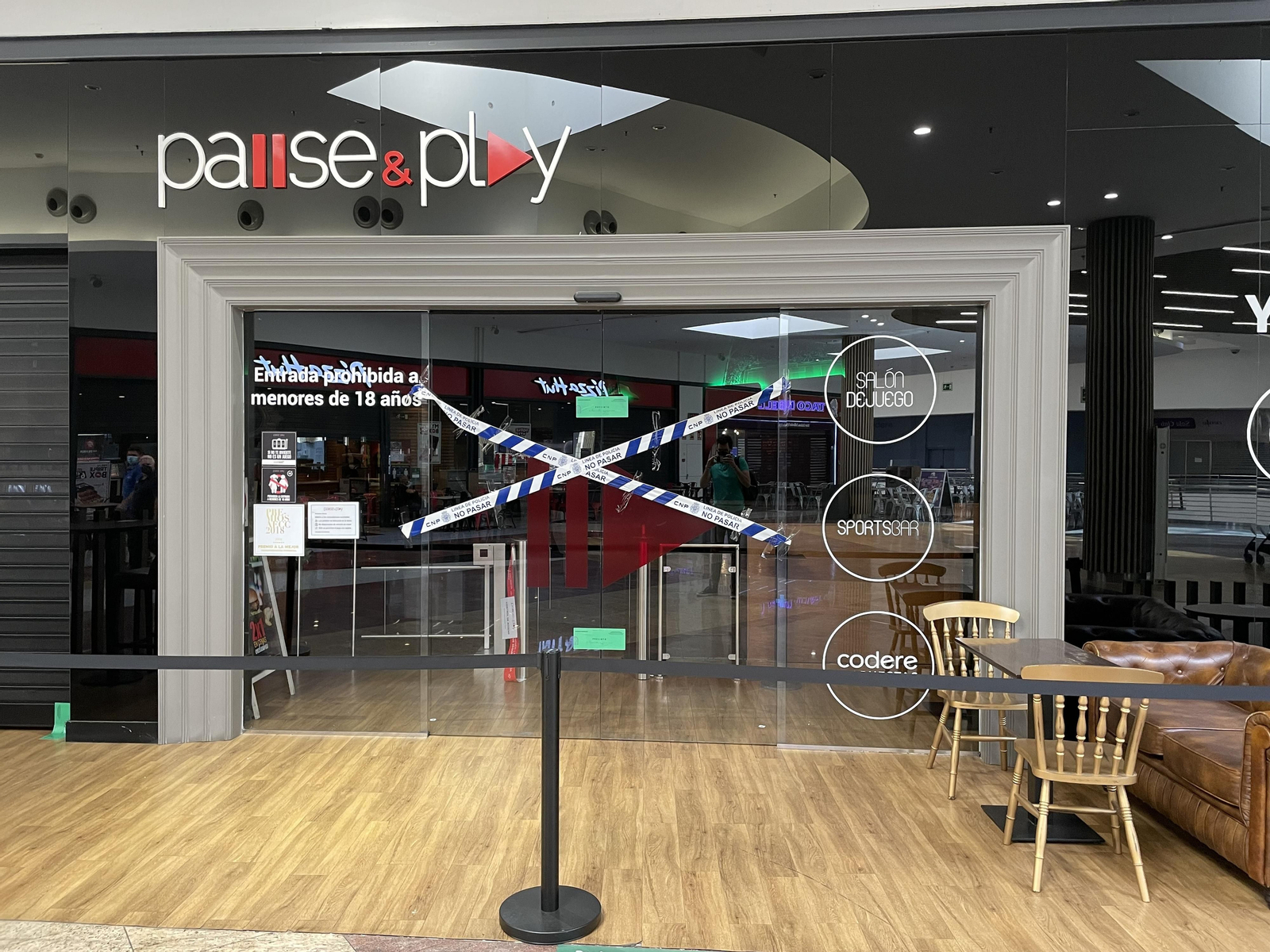 Entrada precintada del local clausurado.