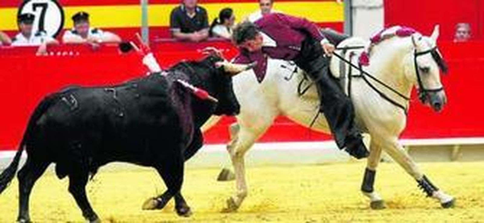 Pablo Hermoso de Mendoza, en un adorno ante uno de sus toros.