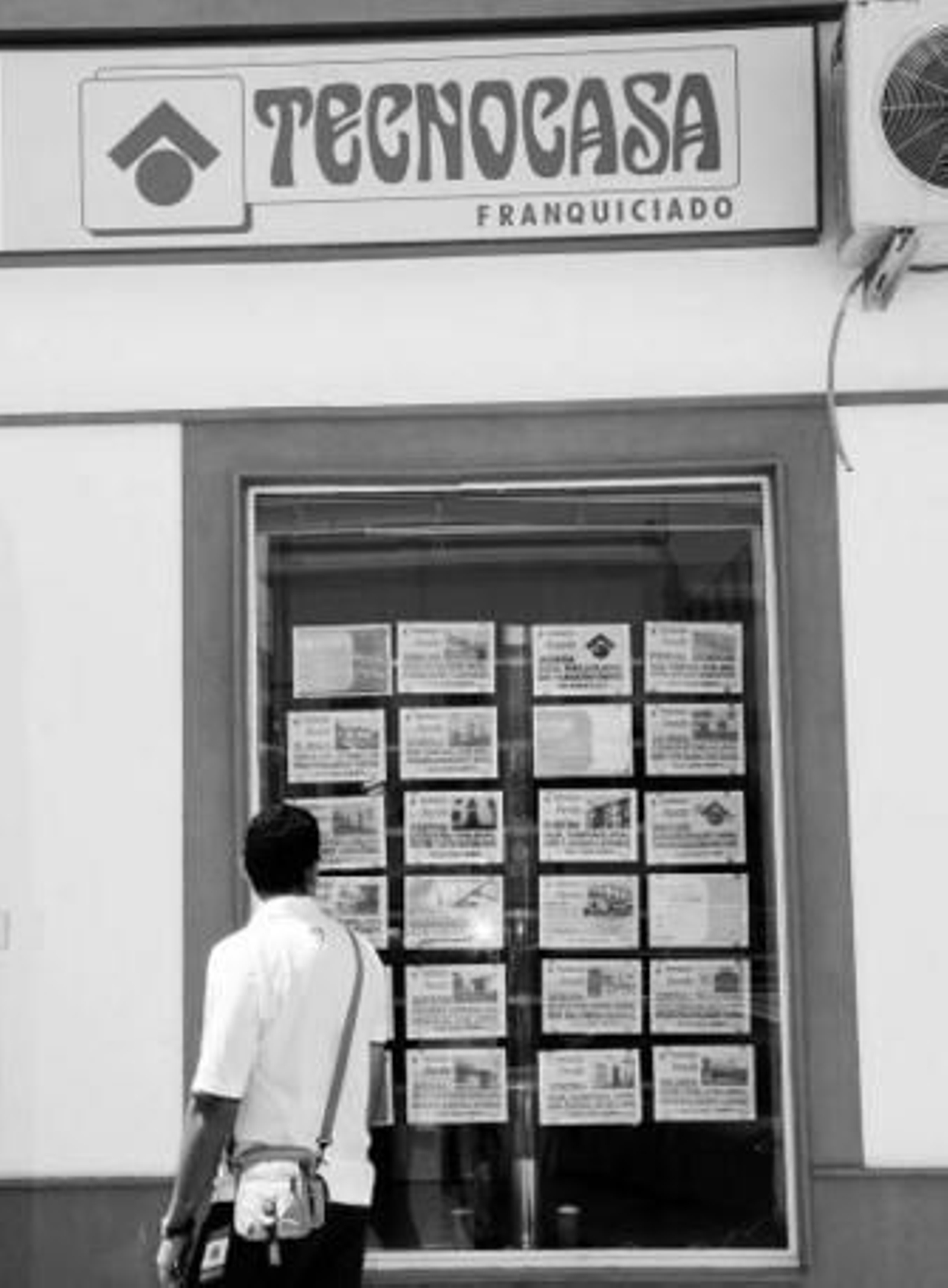 Un vecino de Marchena consulta precios e una inmobiliaria.