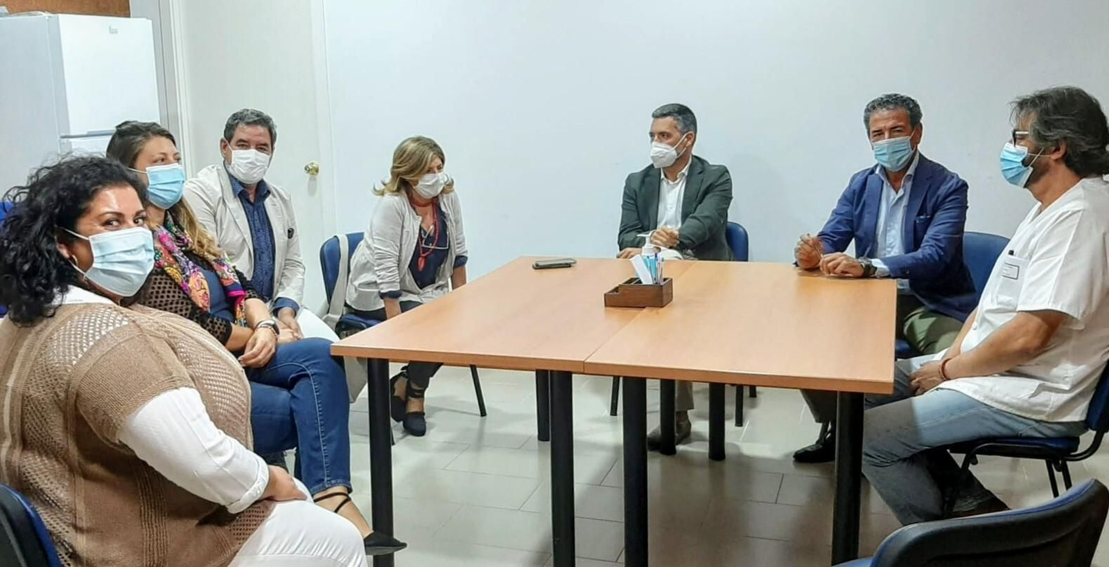 La reunión de la delegada territorial de Salud y Familias con el alcalde de Rota.