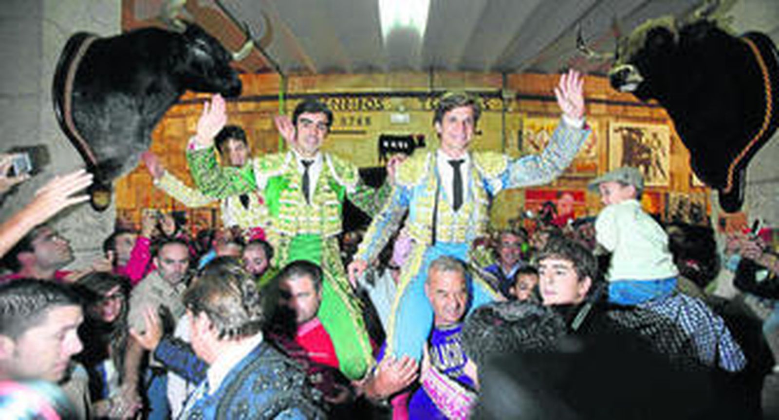 Del Álamo, El Juli y Perera, saliendo a hombros por la puerta grande de la plaza salmantina de La Glorieta.