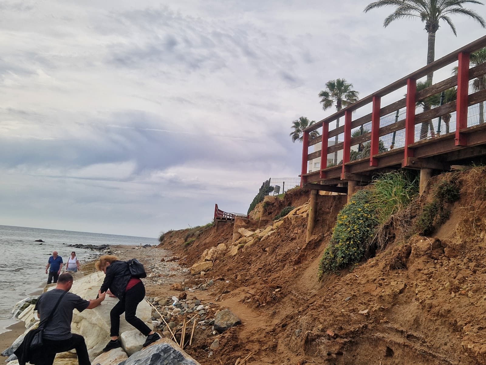 Tramo de la Senda Litoral de Mijas afectado por el temporal.