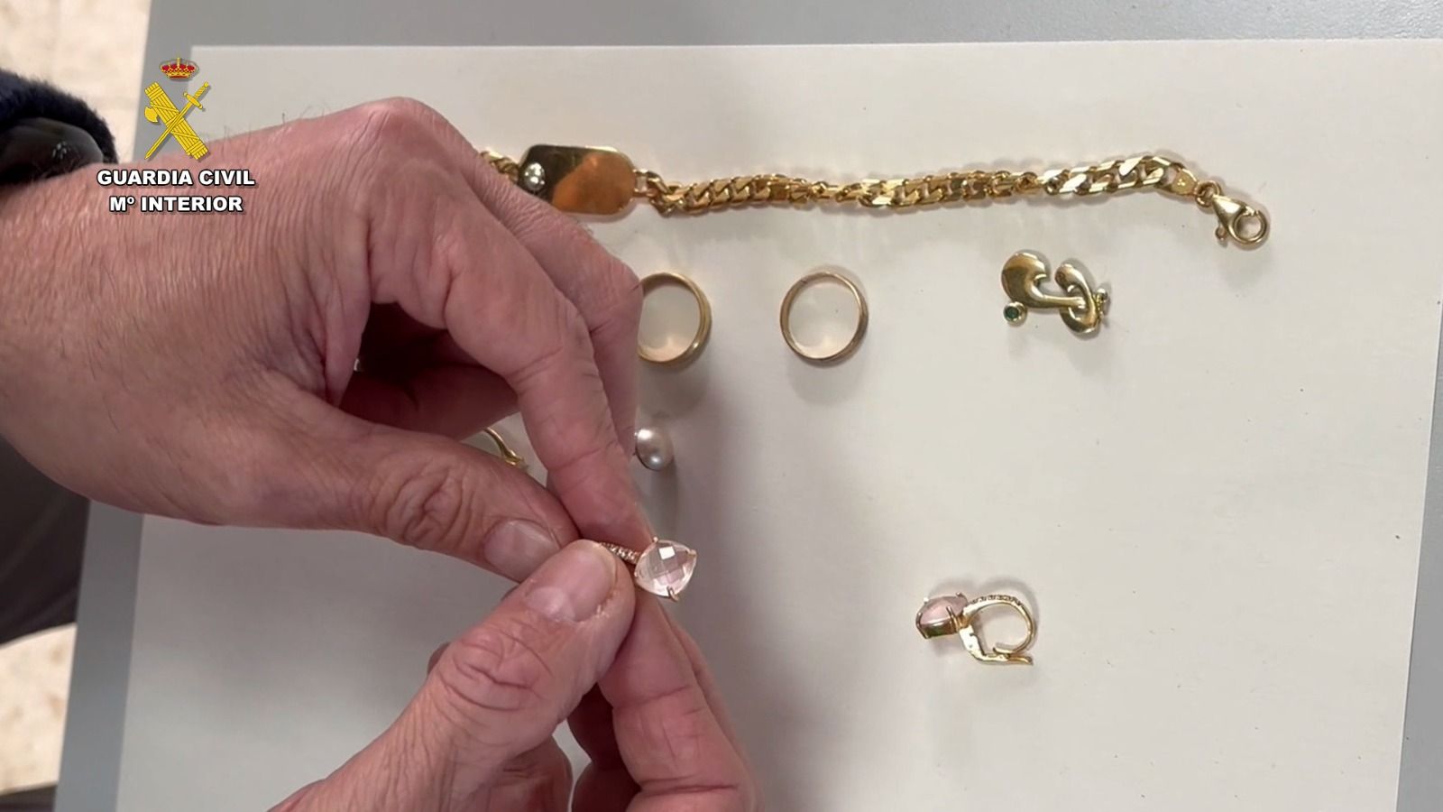 La Guardia Civil sostiene algunas de las joyas que habían sido robadas.