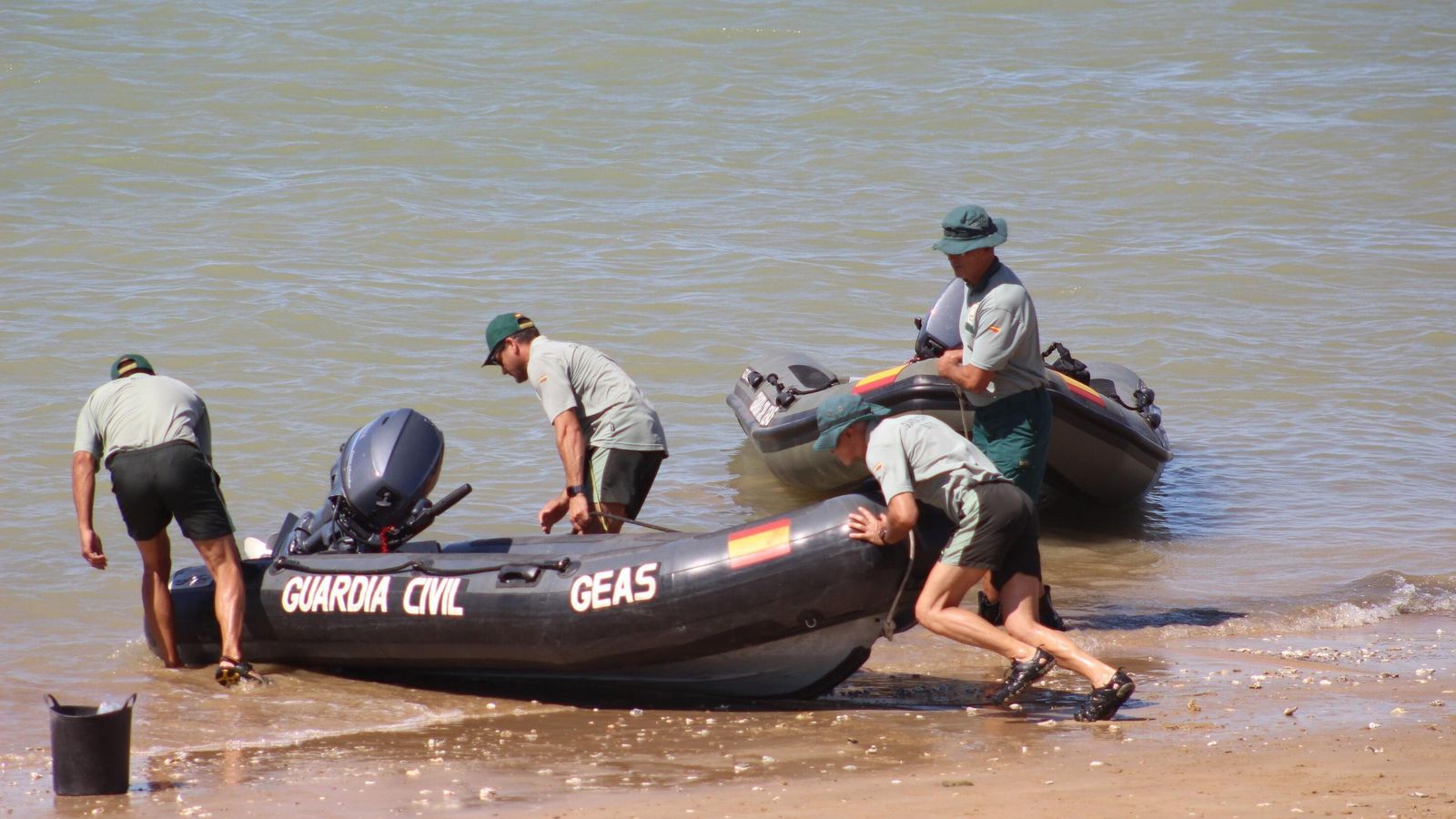 Miembros de GEAS entrando en aguas de la playa gaditana.