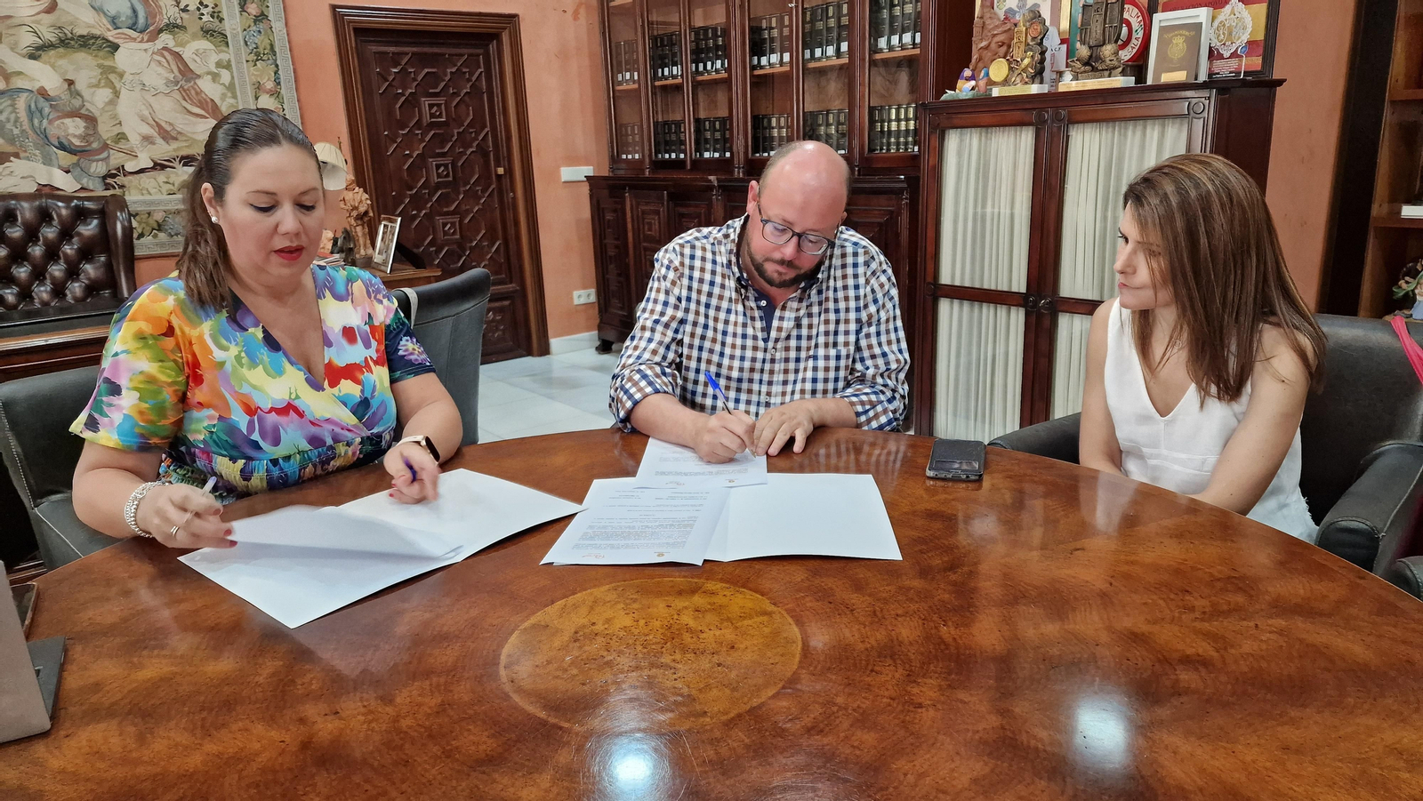 Firma del convenio de colaboración del ayutamiento con el Centro Comercial Abierto Entreplazas. Firma del convenio de colaboración del ayutamiento con el Centro Comercial Abierto Entreplazas.