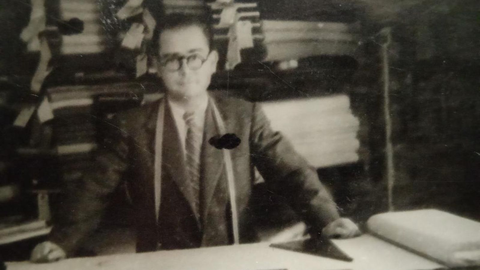 Julián Lluch Lorenzo en una de la tiendas en los principios de los años 60.