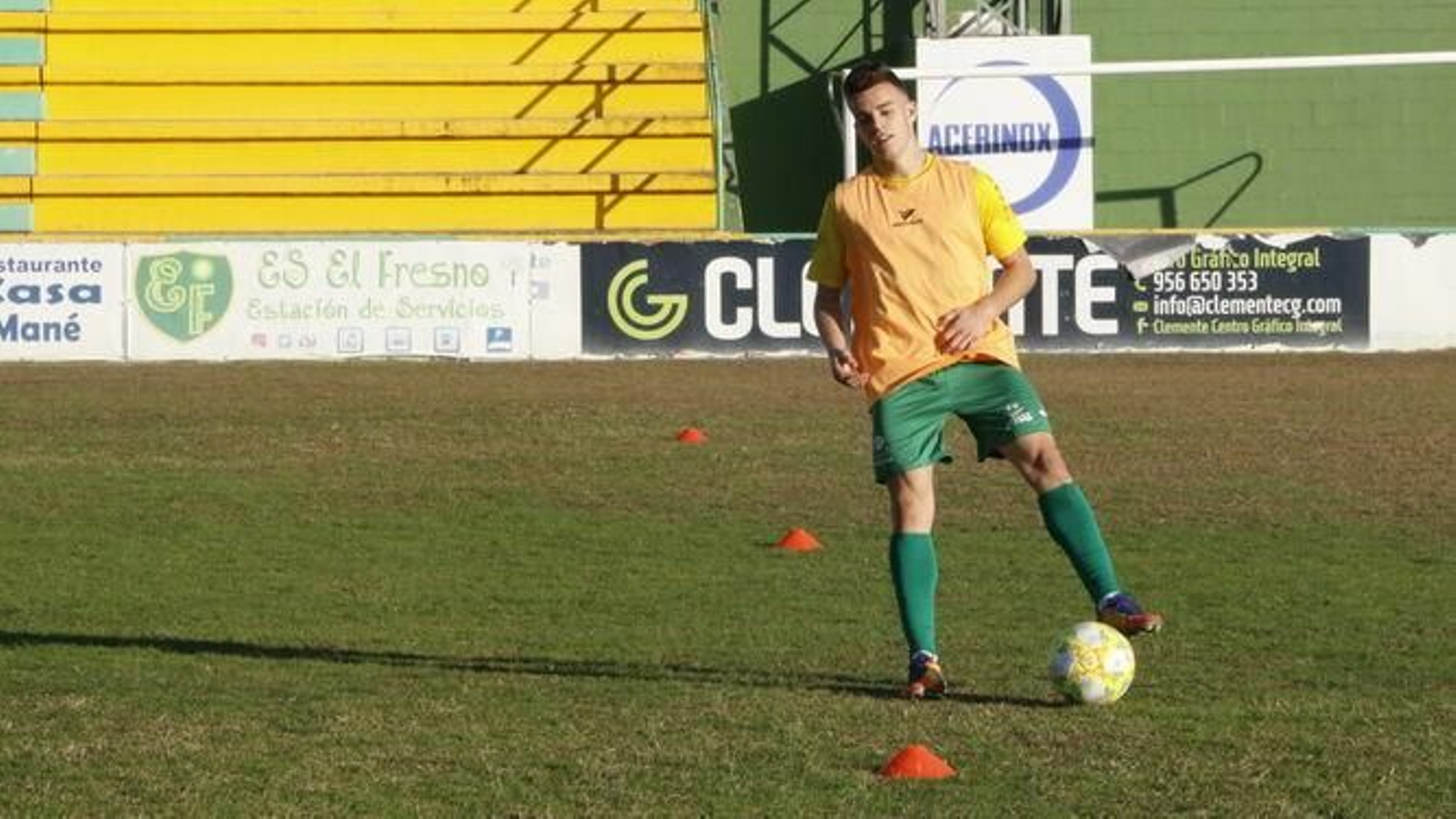 Álex Guti, sobre el césped del San Rafael de Los Barrios