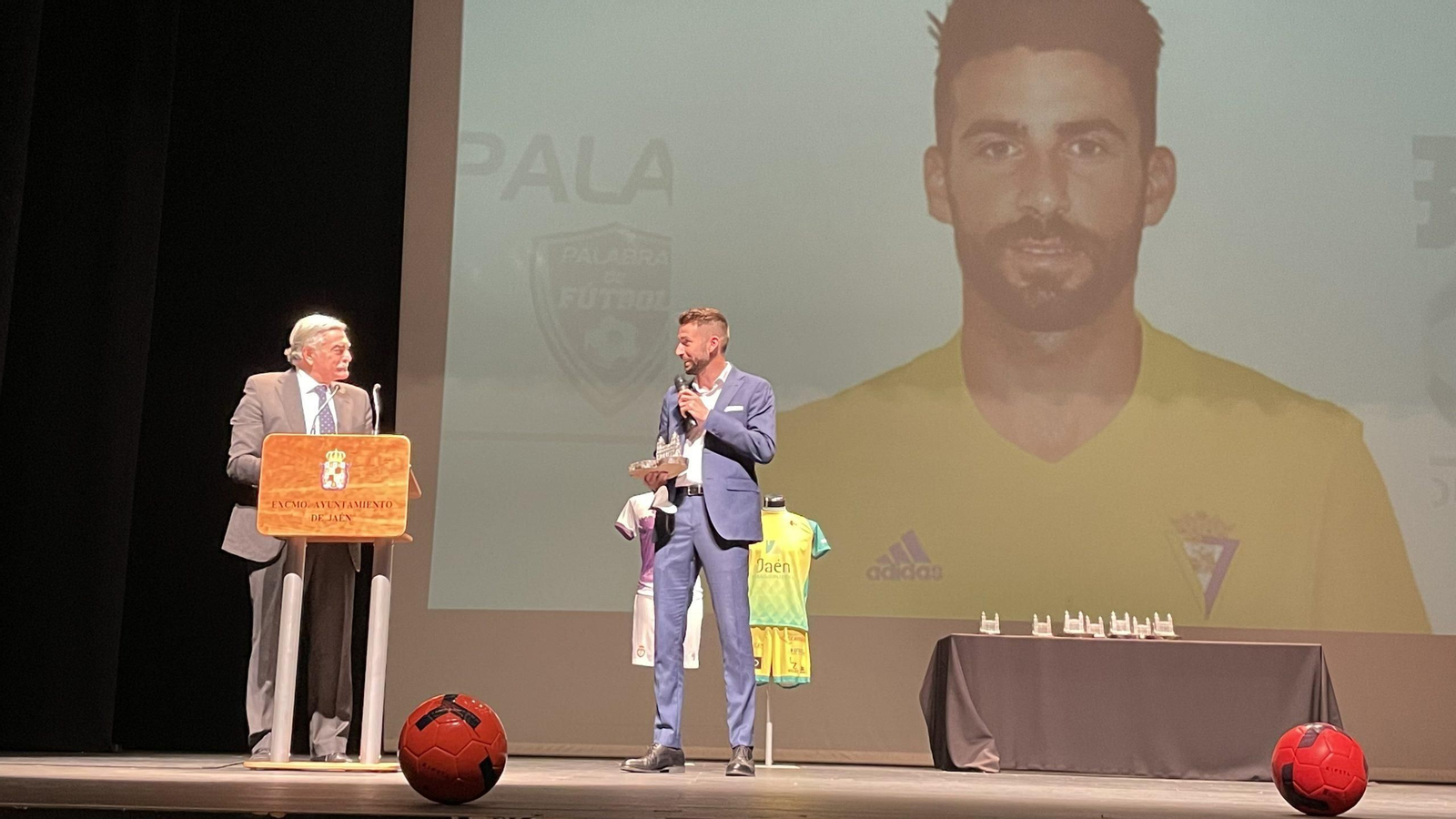 José Mari se dirige a los asistentes al acto tras recibir su galardón.