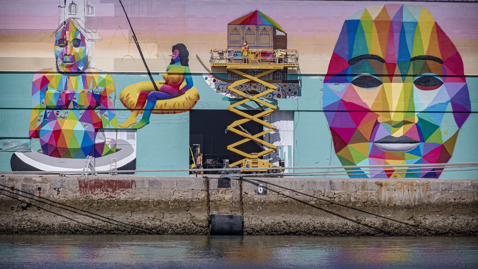 Las imágenes de cómo está quedando el mural de Okuda San Miguel en el Muelle de Cádiz
