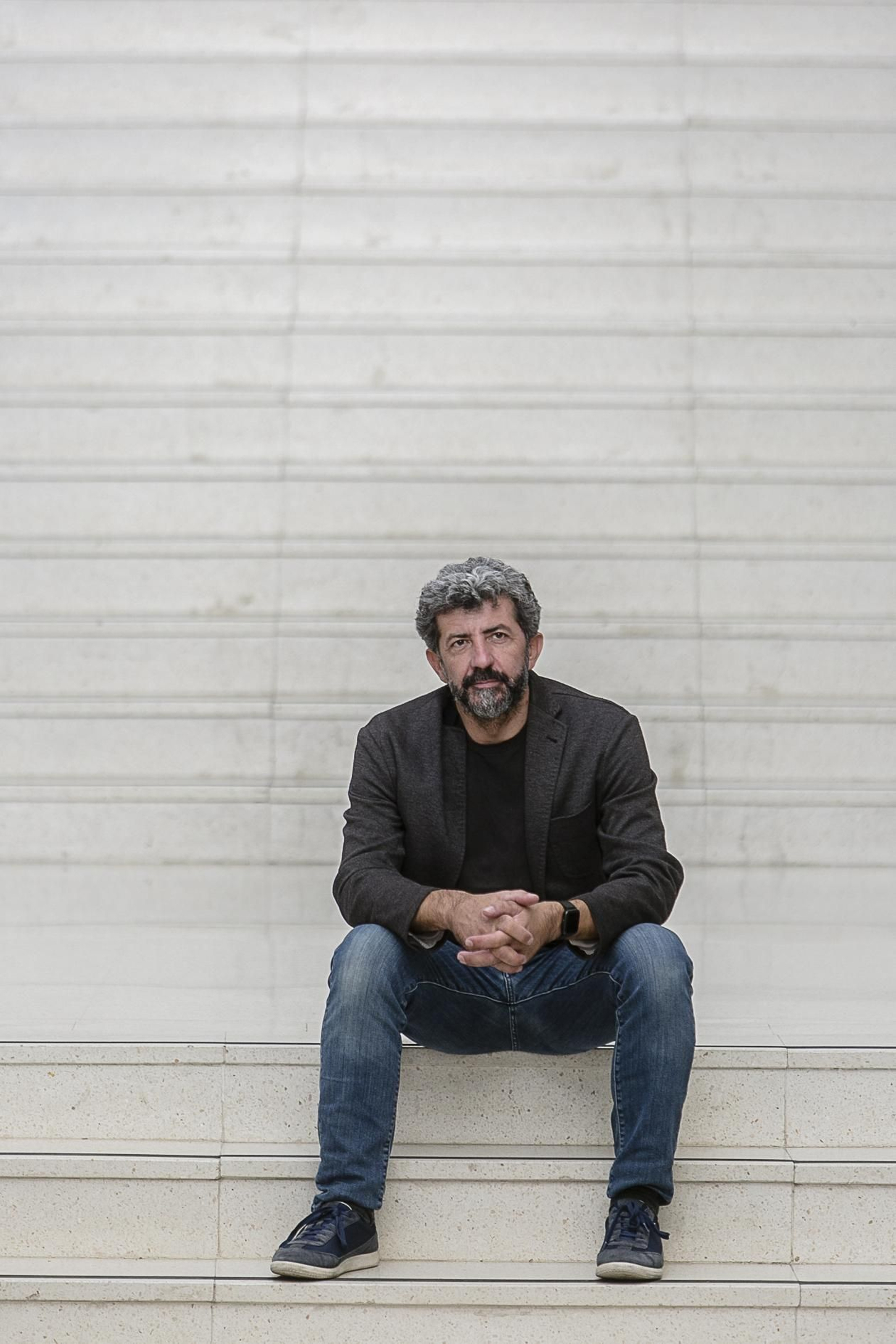 Alberto Rodríguez posa en una de las escaleras del Aulario La Bomba de Cádiz.