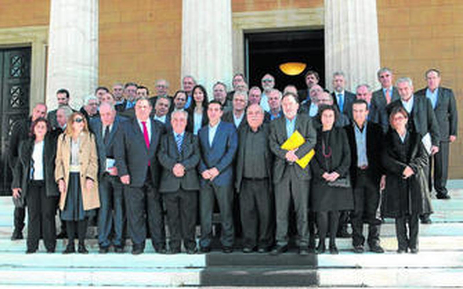 El primer ministro griego, Alexis Tsipras (centro), y los miembros de su Gabinete posaron ayer a las puertas del Parlamento en Atenas.