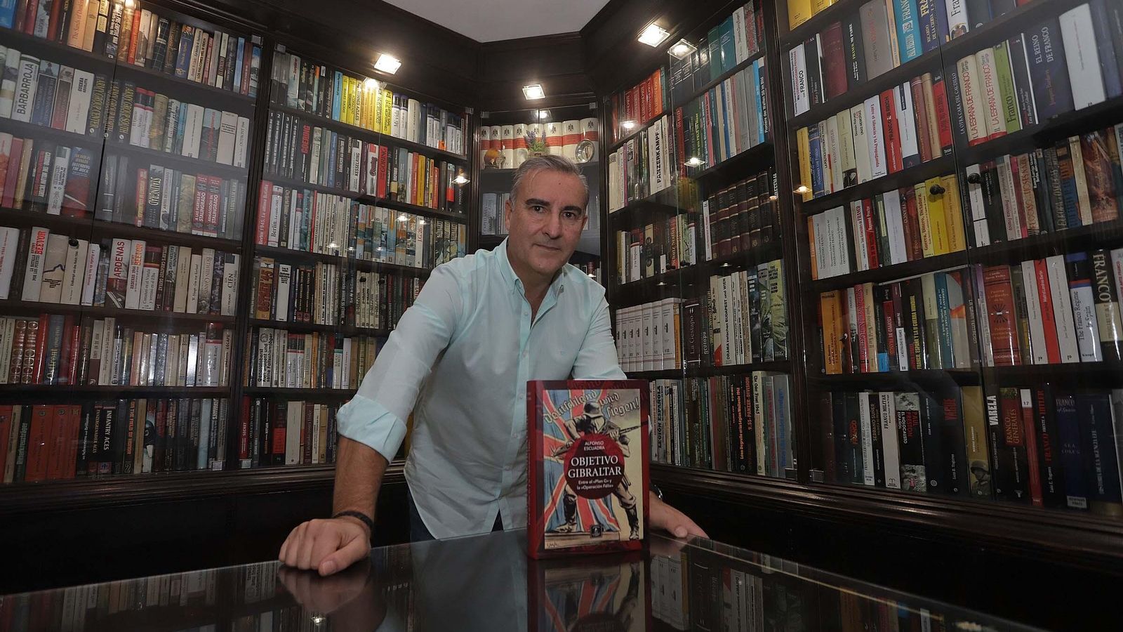 El escritor Alfonso Escuadra durante la entrevista concedida a Europa Sur en su domicilio.