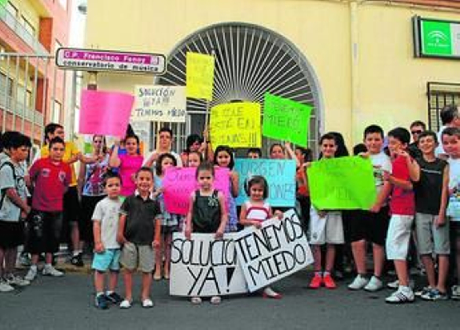 Los alumnos no entrarán a clase hasta que los padres reciban el informe del ISE que certifique su seguridad. Los alumnos no entrarán a clase hasta que los padres reciban el informe del ISE que certifique su seguridad.