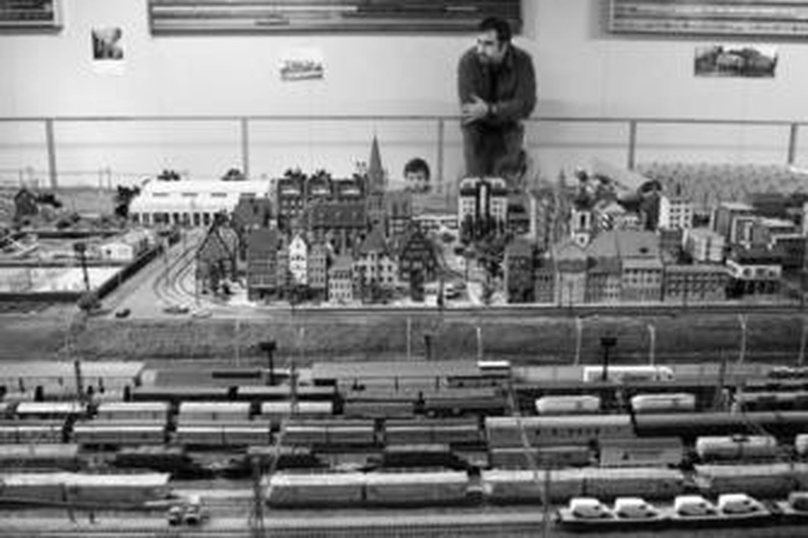 Un hombre y su hijo observan uno de los sectores de la maqueta ferroviaria de Santa Justa.