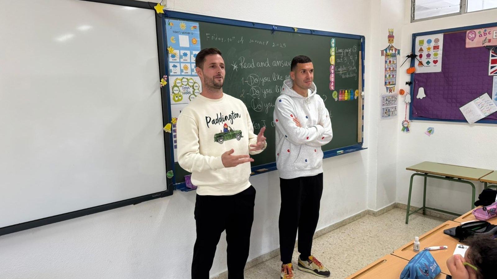 Las fotos de la visita de los jugadores de la Balona al colegio Gibraltar de La Línea
