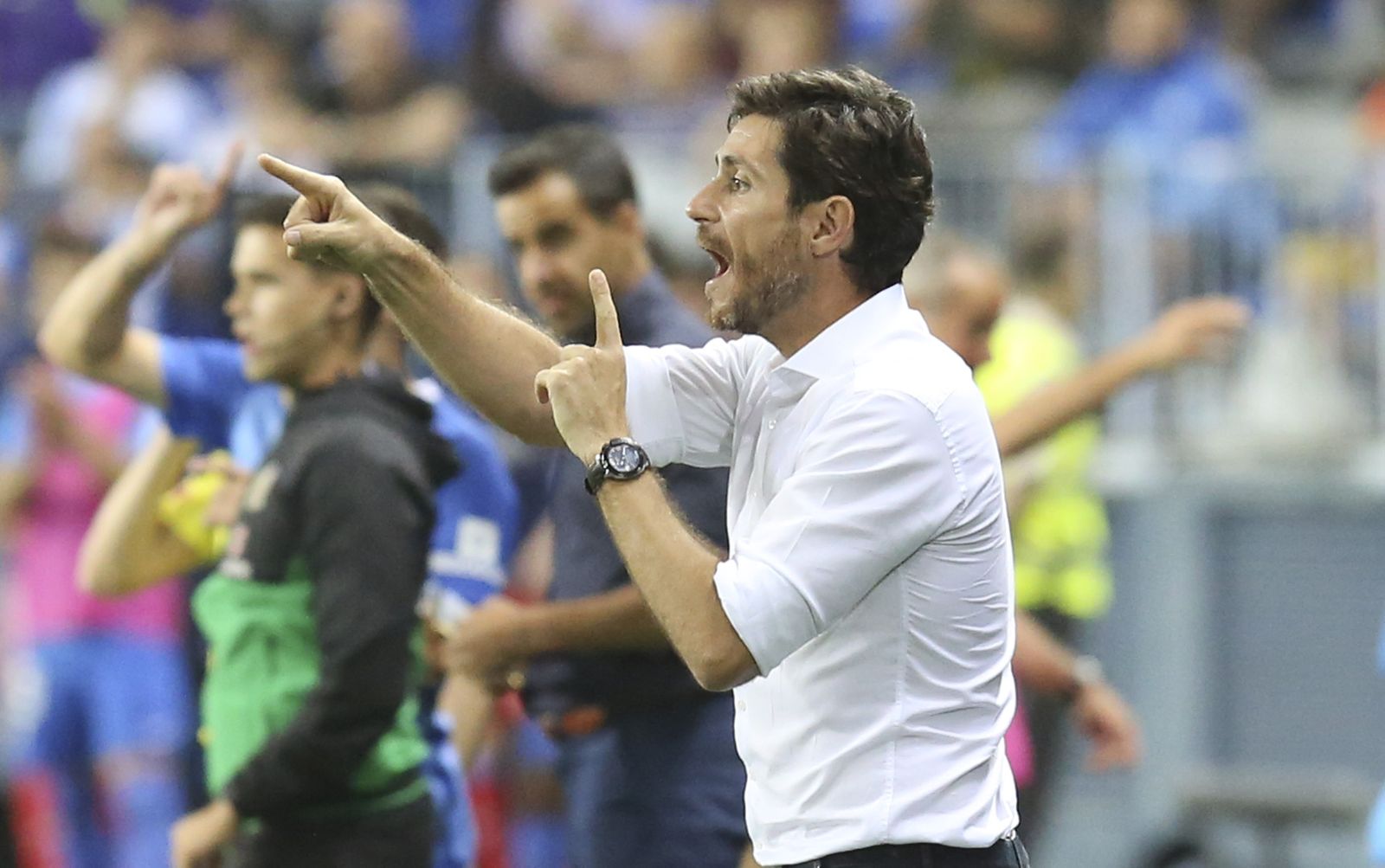 Víctor da instrucciones a sus jugadores.