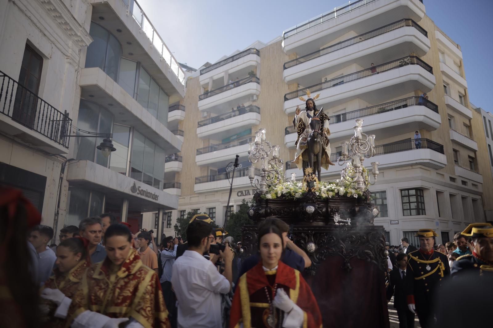 Imágenes de La Borriquita por el centro de Huelva en su salida extraordinaria
