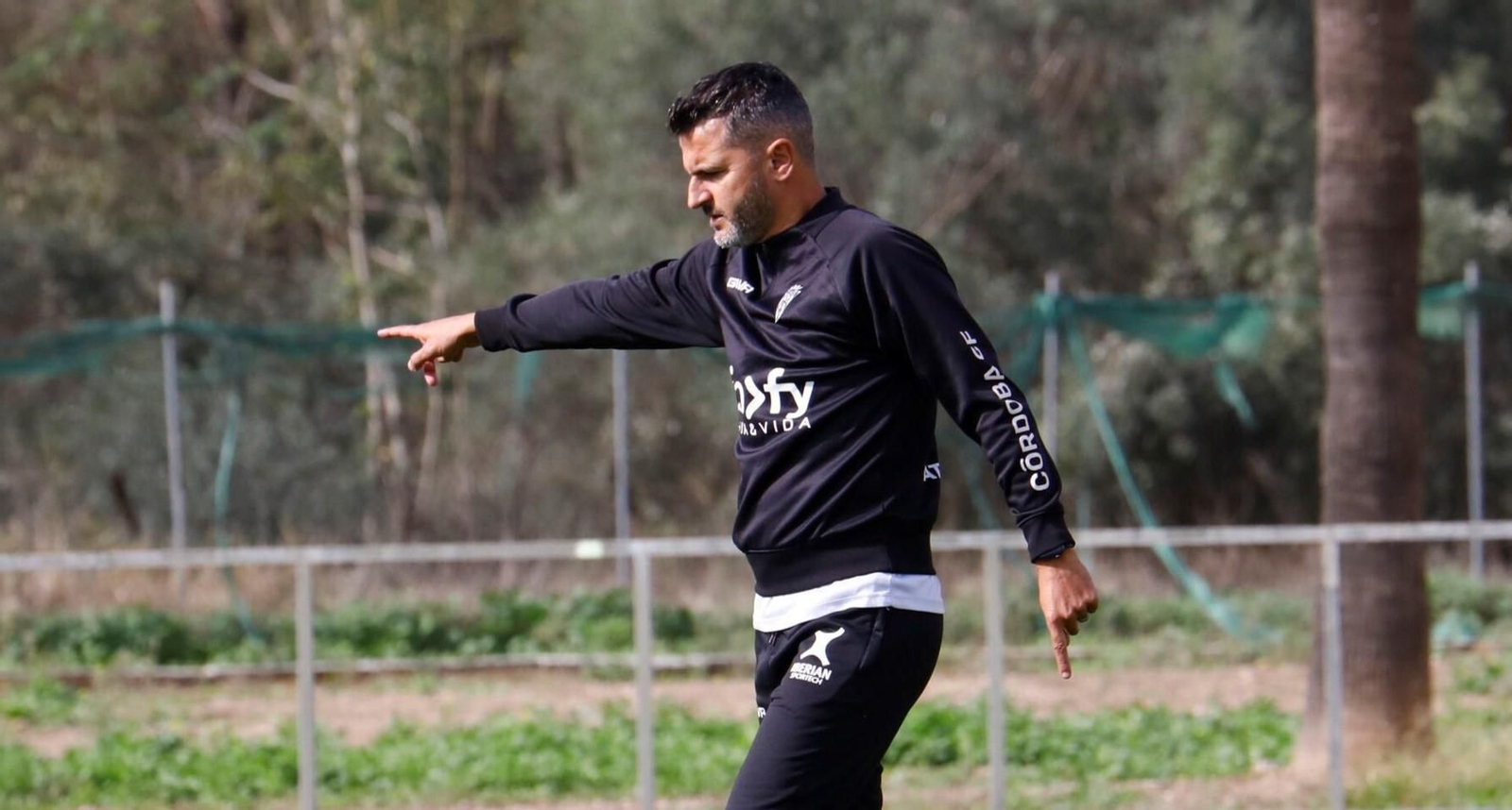 Iván Ania coloca a sus jugadores en el entrenamiento del Córdoba CF de este viernes. Iván Ania coloca a sus jugadores en el entrenamiento del Córdoba CF de este viernes.