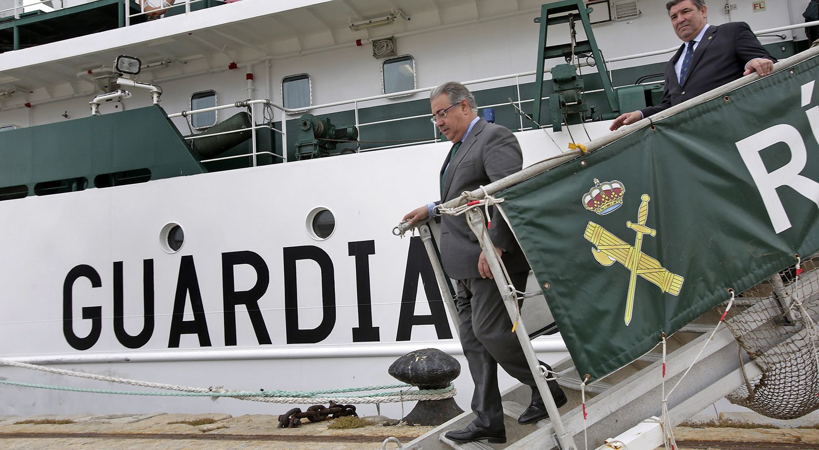 El ministro del Interior desciende de una de las patrulleras atracadas ayer en el puerto de Cádiz.