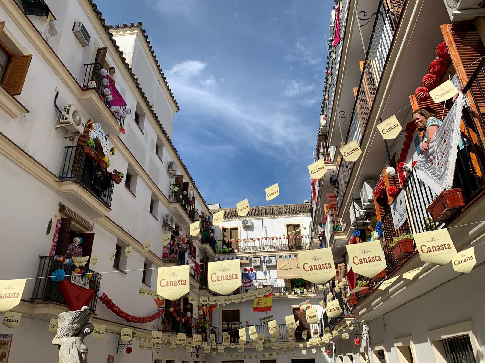 Patio de vecinos de la calle Ponce, engalanado para "celebrar" la Feria del Caballo