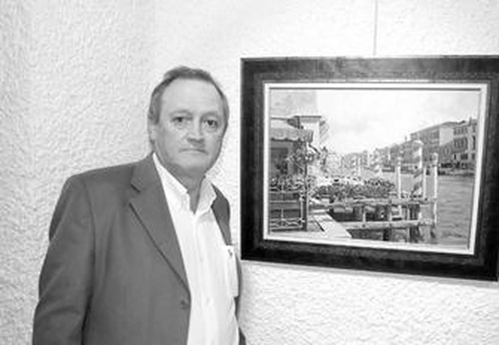 El artista Epifanio Serna con una de las obras sobre Venecia.