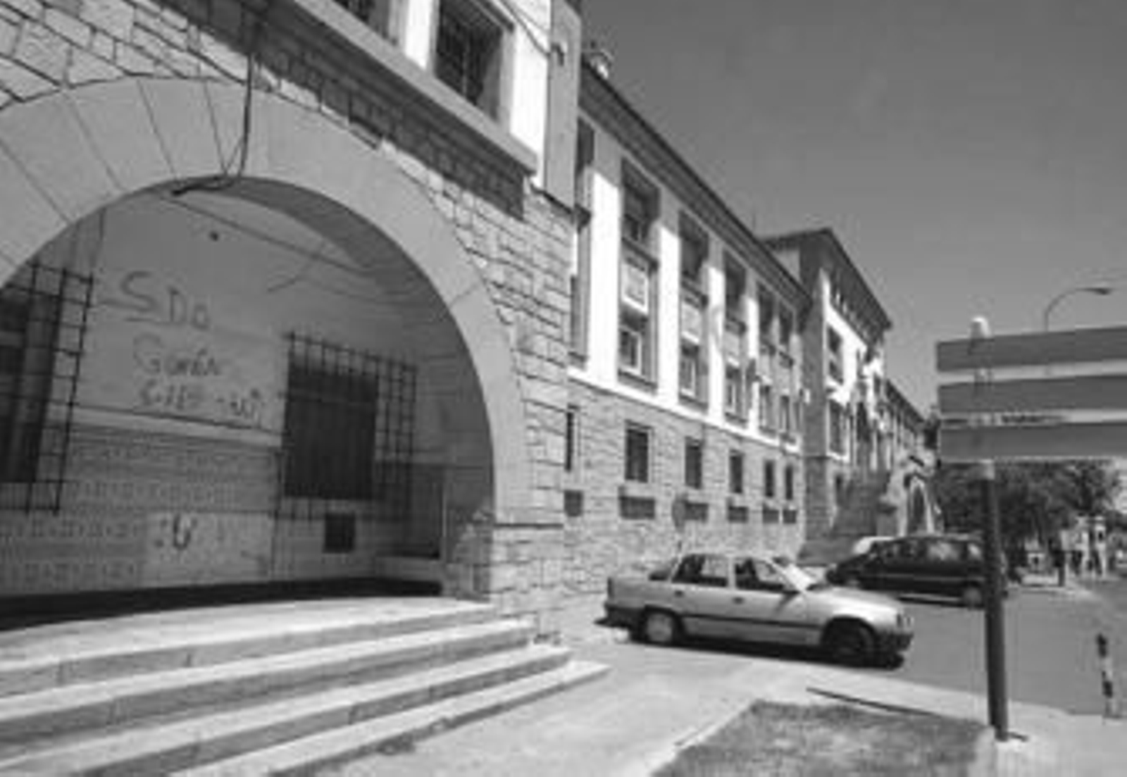 Fachada del CIE de La Piñera.