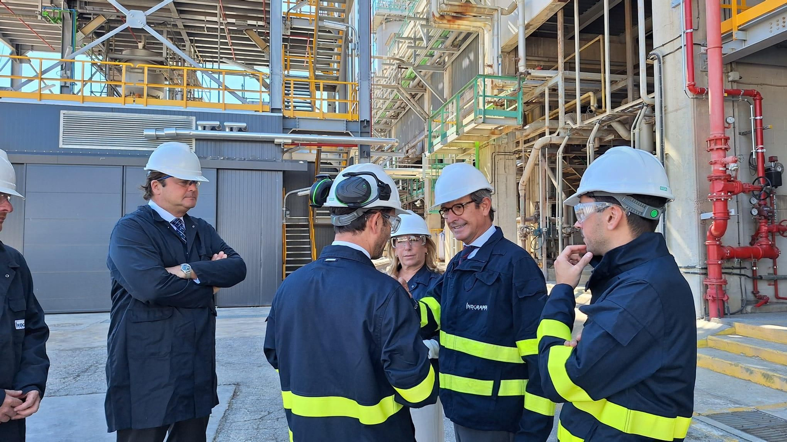 Un momento de la visita del consejero de Industria, Jorge Paradela, junto a directivos de Indorama Guadarranque, a la nueva unidad de reciclaje de PET