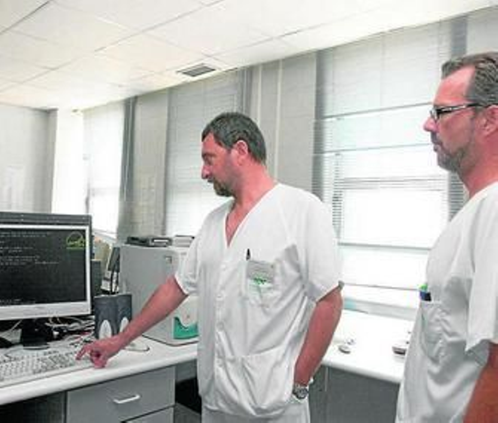 Dos de sus colaboradores en Hematología del Juan Ramón.