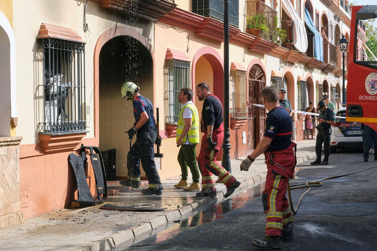 Bomberos en la casa en la que murieron cuatro personas en Guillena
