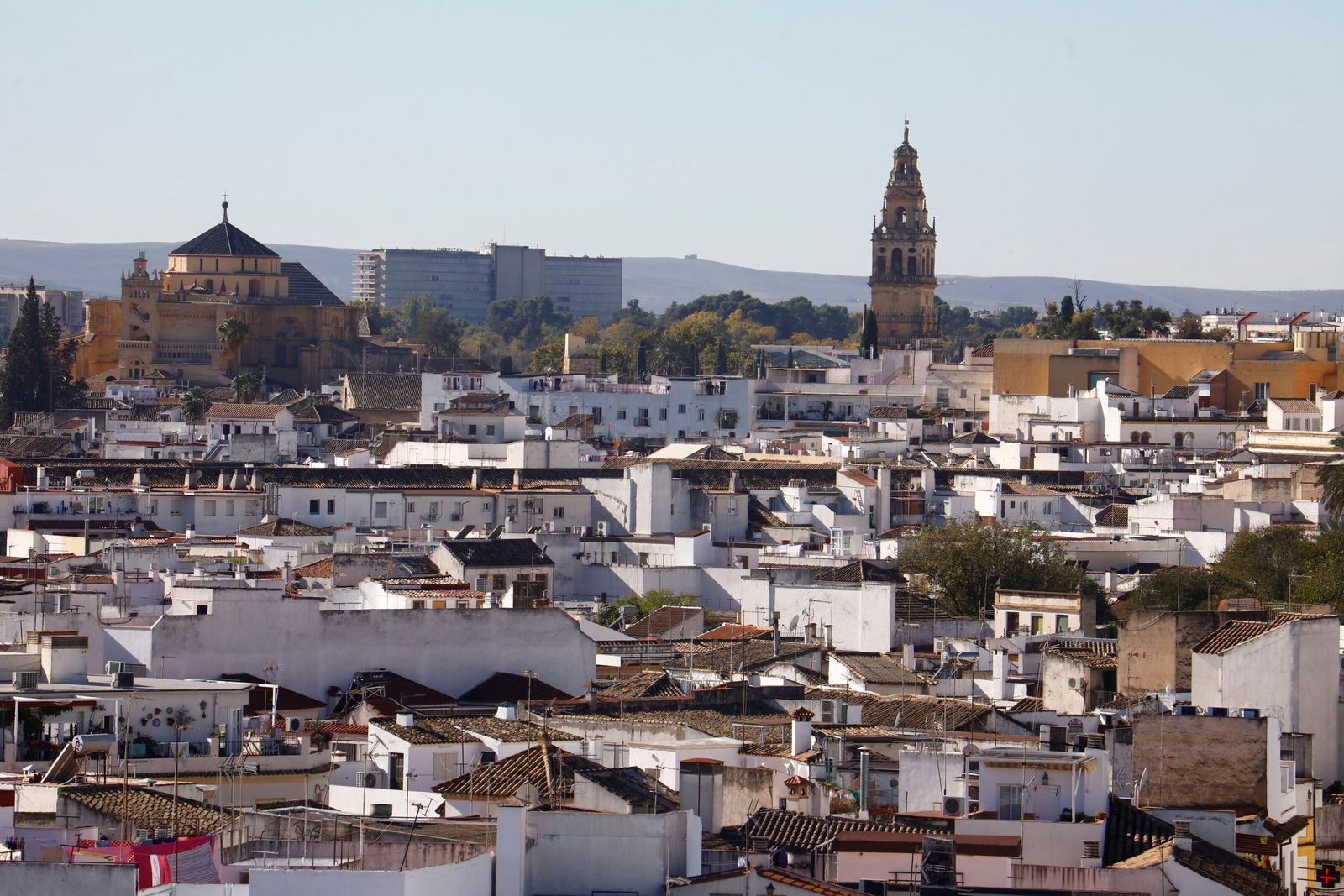 Panorámica de la capital cordobesa con la Mezquita-Catedral al fondo.