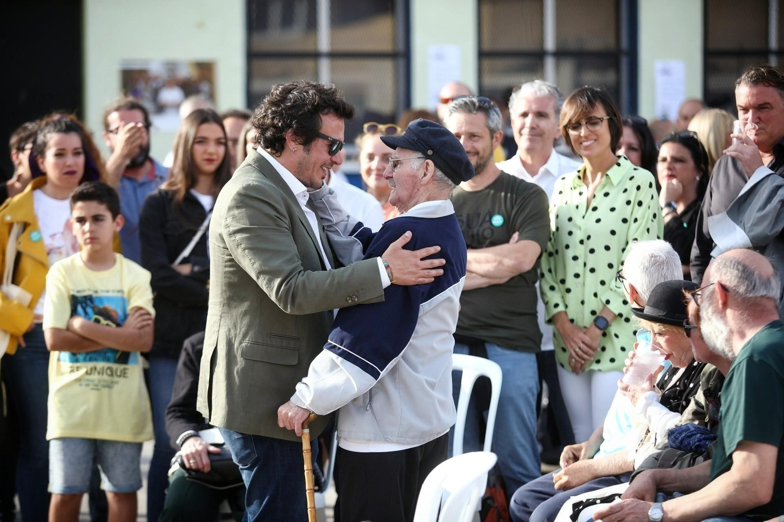 El candidato de Adelante Cádiz, José María González 'Kichi', se abraza al exconcejal Pepe Mena.