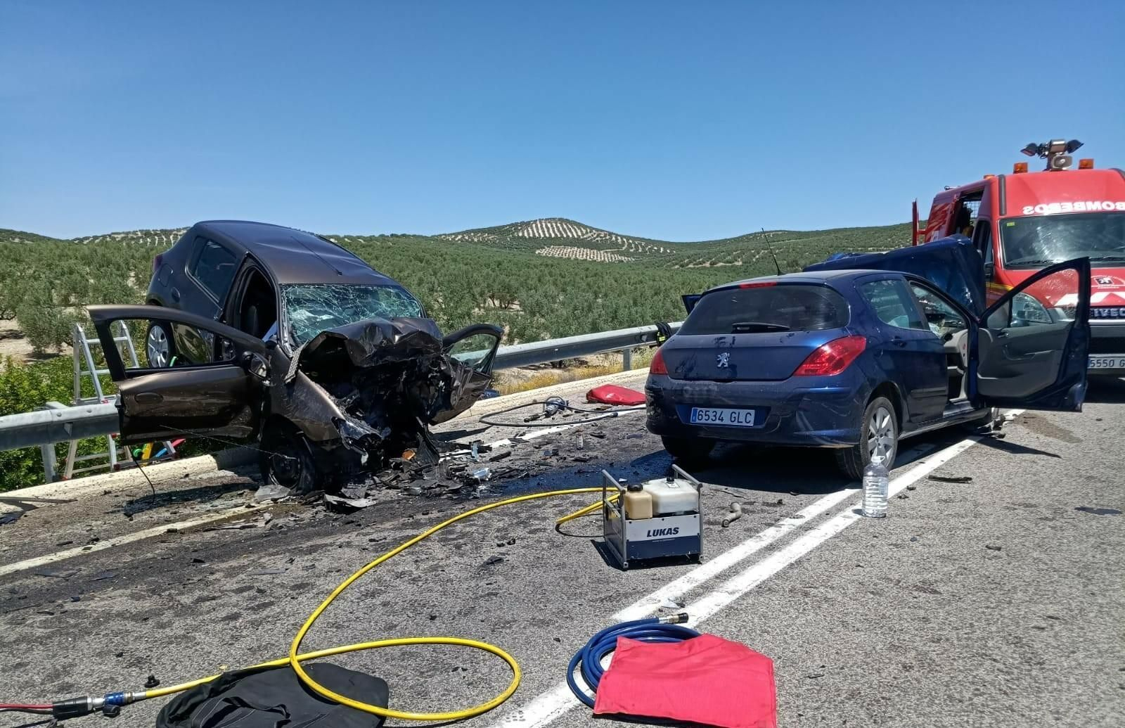 Estado en que han quedado los vehículos tras el choque en la N-432 en Baena.