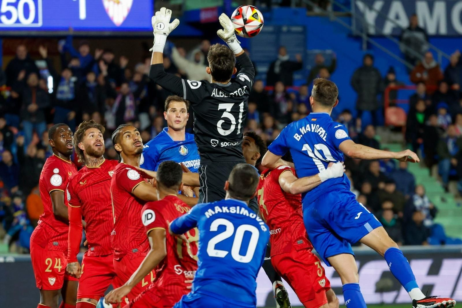 Alberto Flores sale con dificultades en un balón aéreo ante el Getafe
