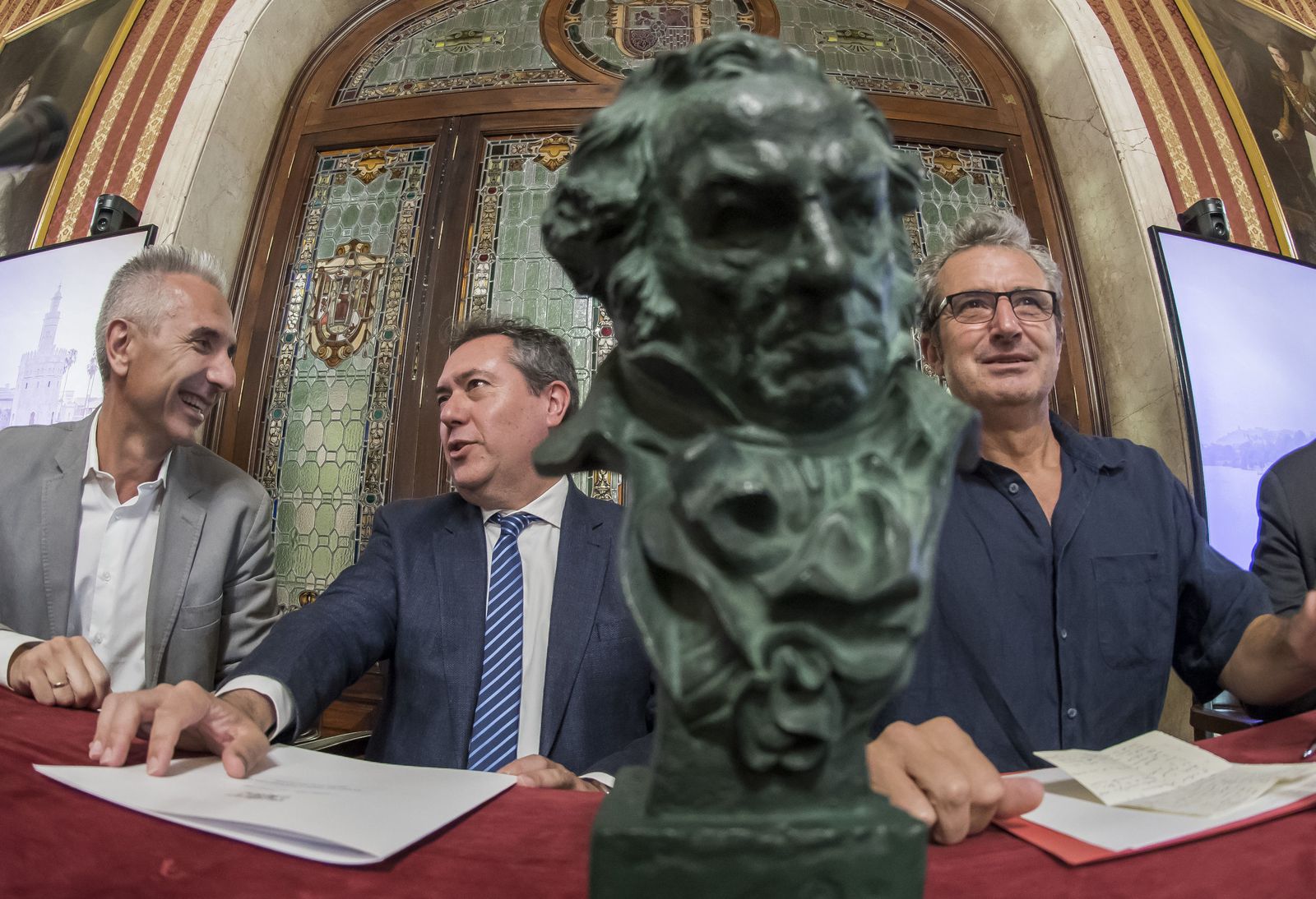 El ya ex consejero de Cultura Miguel Ángel Vázquez, el alcalde de Sevilla, Juan Espadas, y el presidente de la Academia de Cine, Mariano Barroso, el pasado mes de julio, durante la presentación de la llegada de los Goya a Sevilla.