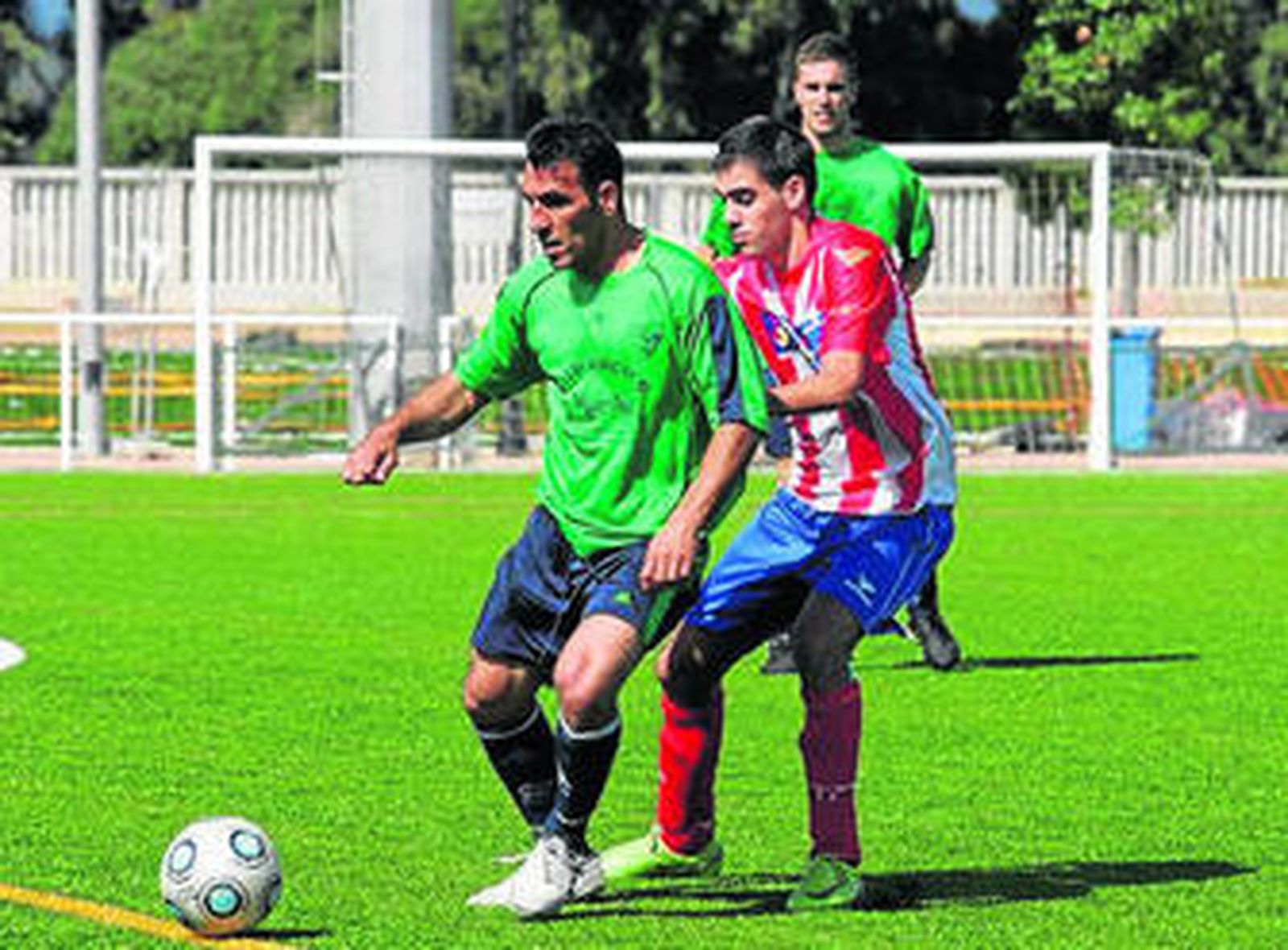 Pepe (i.) y Jesús luchan el balón. El debutante Francis, detrás.