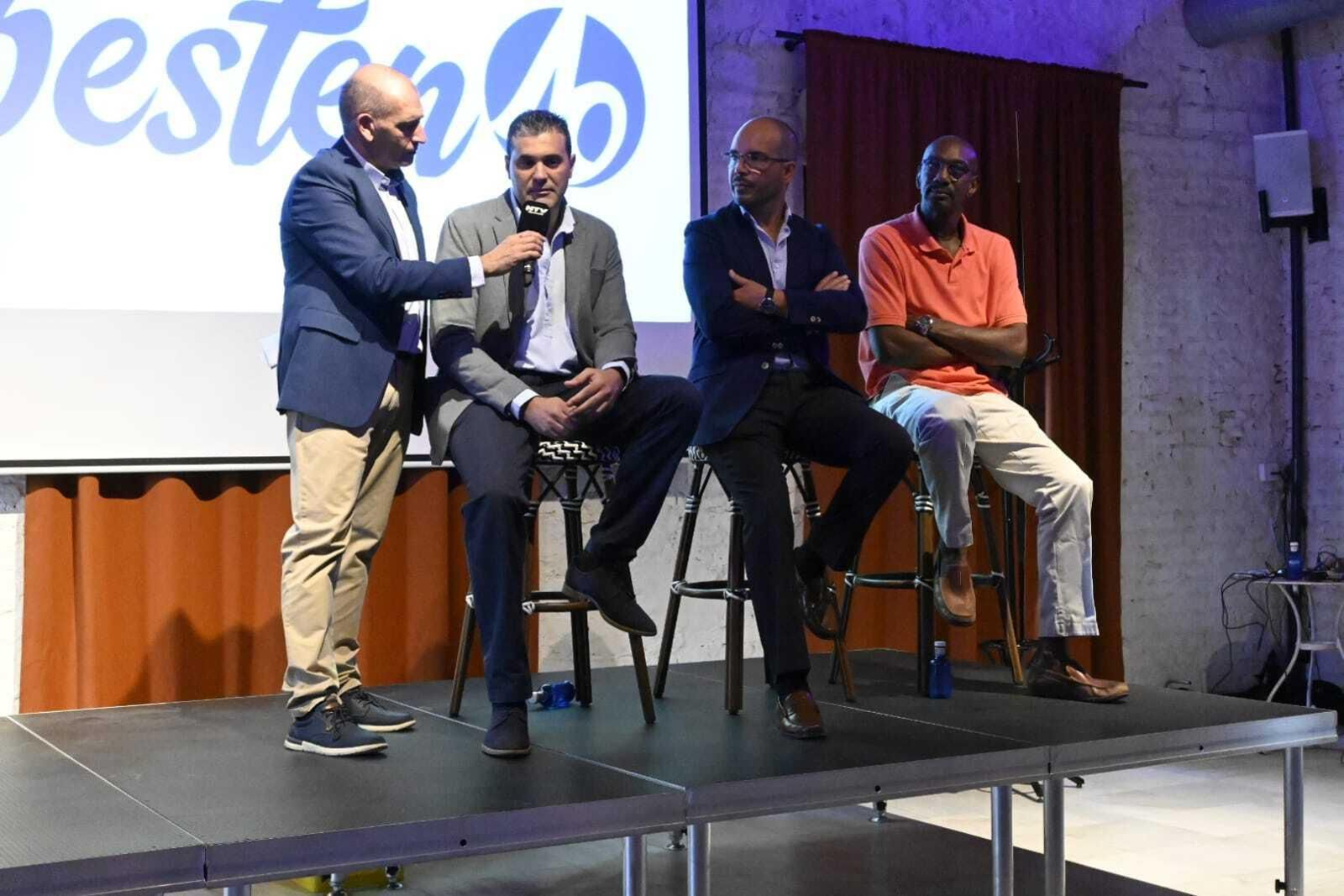 Imágenes de la presentación de las equipaciones del Ciudad de Huelva para la temporada 23/24